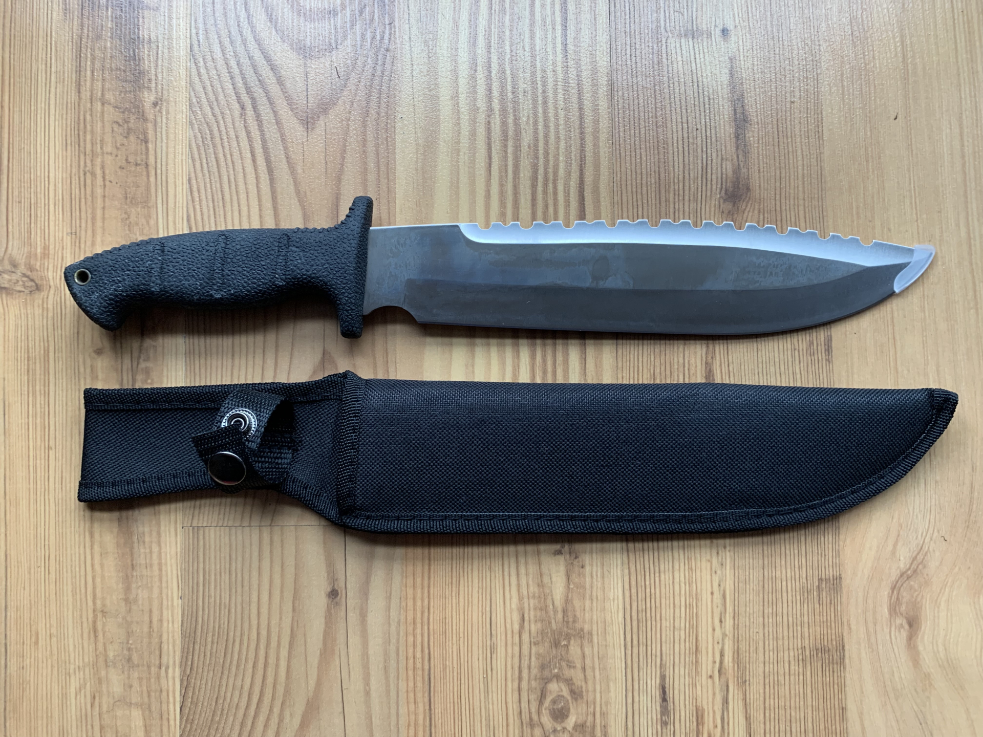 Jagd-/Survivalmesser m. Kunststoffgriff > in schwarzer Kunstststoffscheide m. Druckknopf – Bild 2