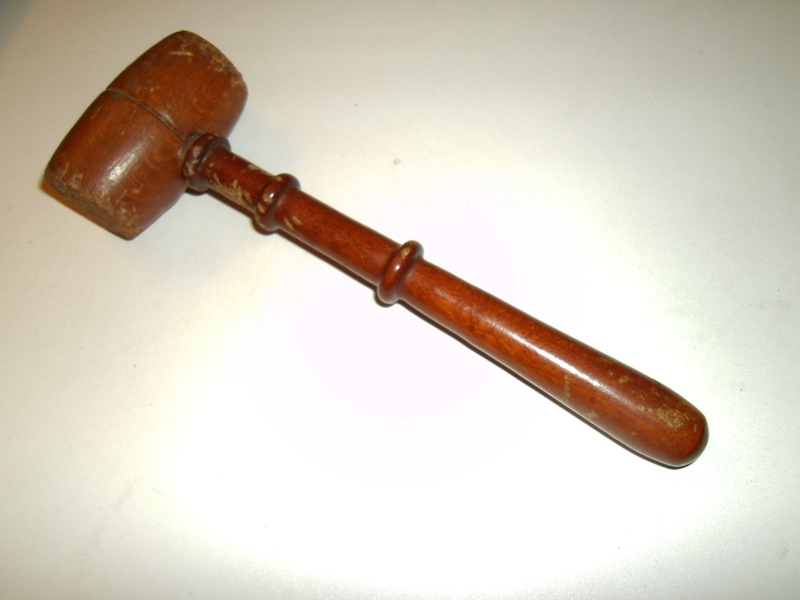Stark gebrauchter Ladehammer Holz massiv. Gesamtlänge 225 mm, Hammerteil Durchmesser 41 mm. – Bild 1