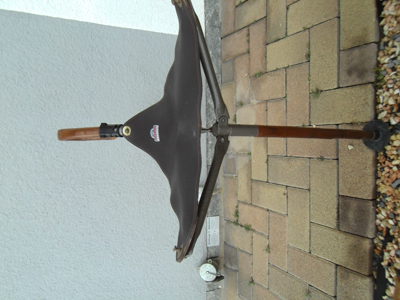 Vintage AKAH-Sitzstock / Jägersitz / Gehstock, Sitzfläche 34 x 34 x 37 cm, Sitzhöhe ca. 54 cm, – Bild 1