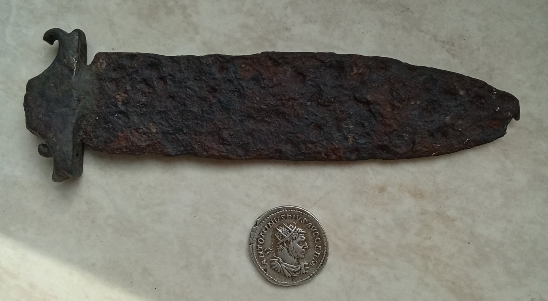 Römischer Dolch, sowie Silbermünze,Antoninian des Kaiser Caracalla – Bild 1