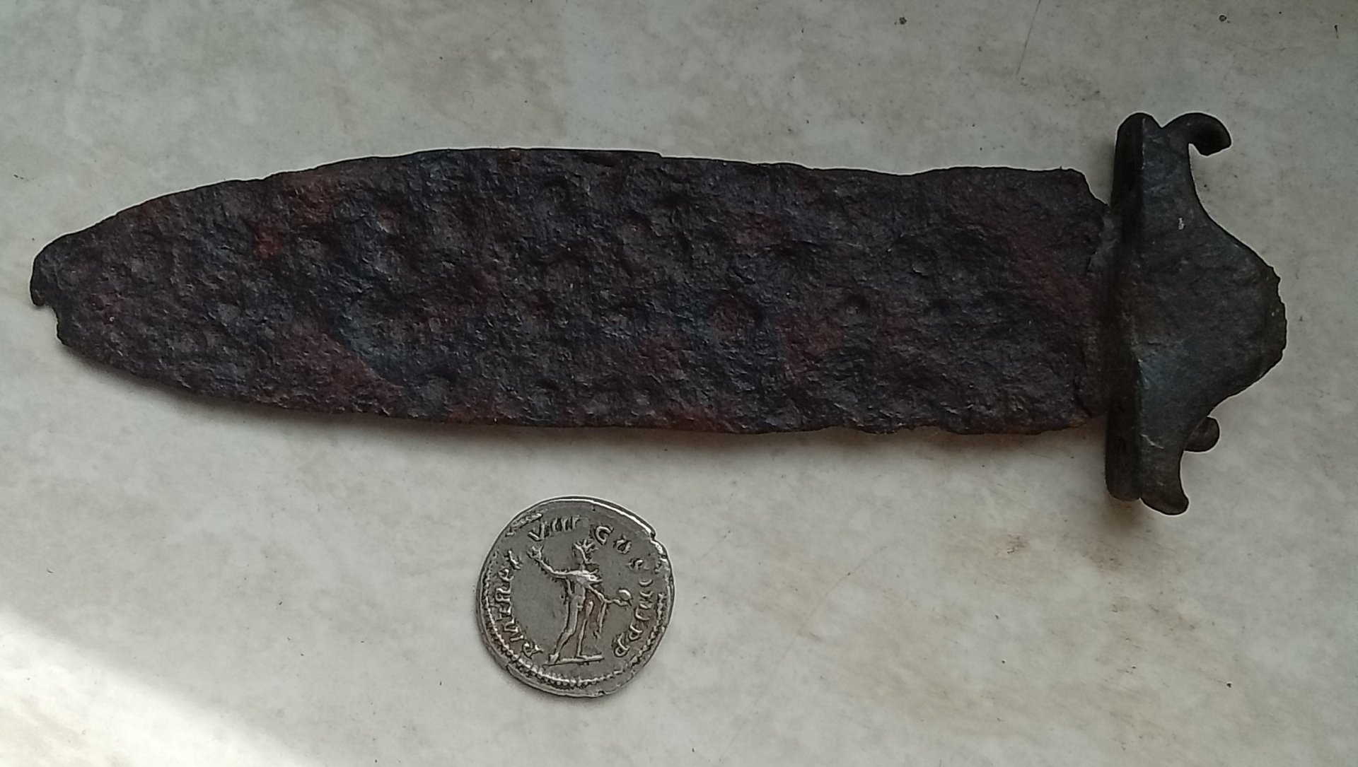 Römischer Dolch, sowie Silbermünze,Antoninian des Kaiser Caracalla – Bild 2