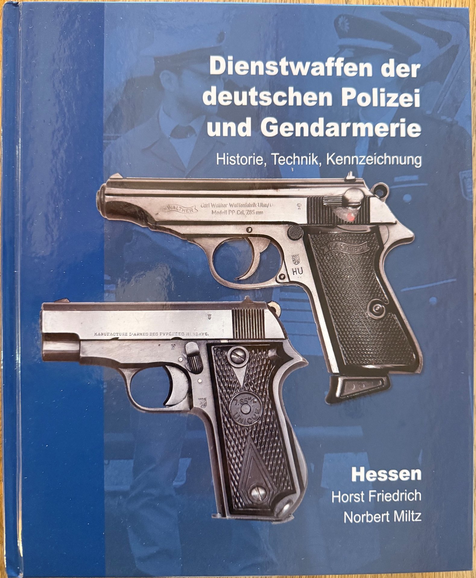 Buch: DIENSTWAFFEN DER DEUTSCHEN POLIZEI UND GENDAMERIE Hessen – Bild 2