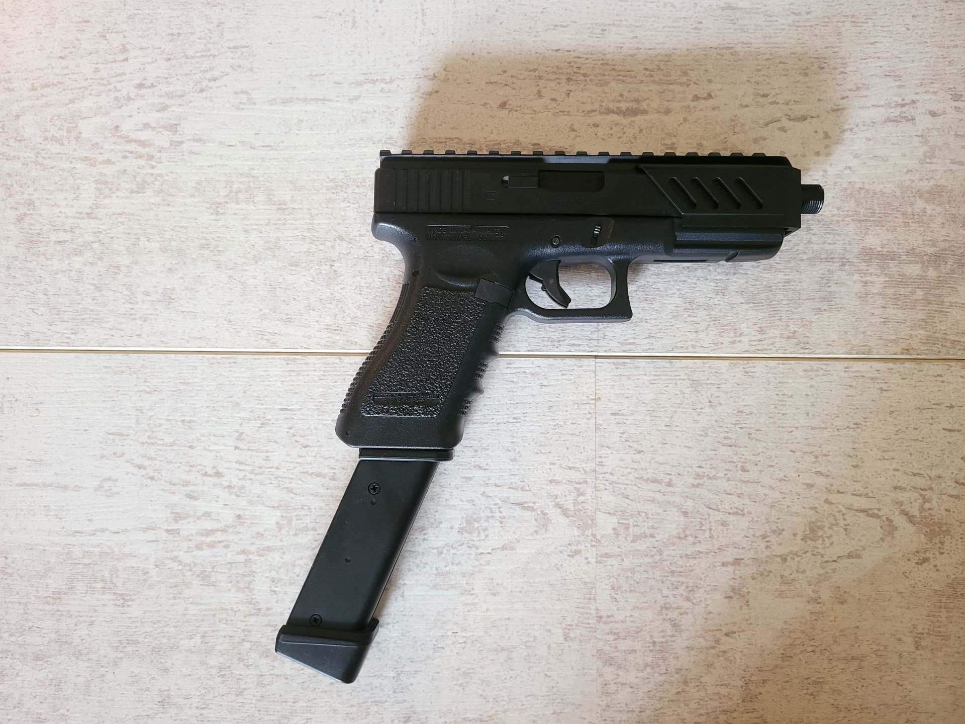 Tokyo Marui Glock 18C AEP im Neu-Zustand mit Metal Rail Mount und Zubehör – Bild 3