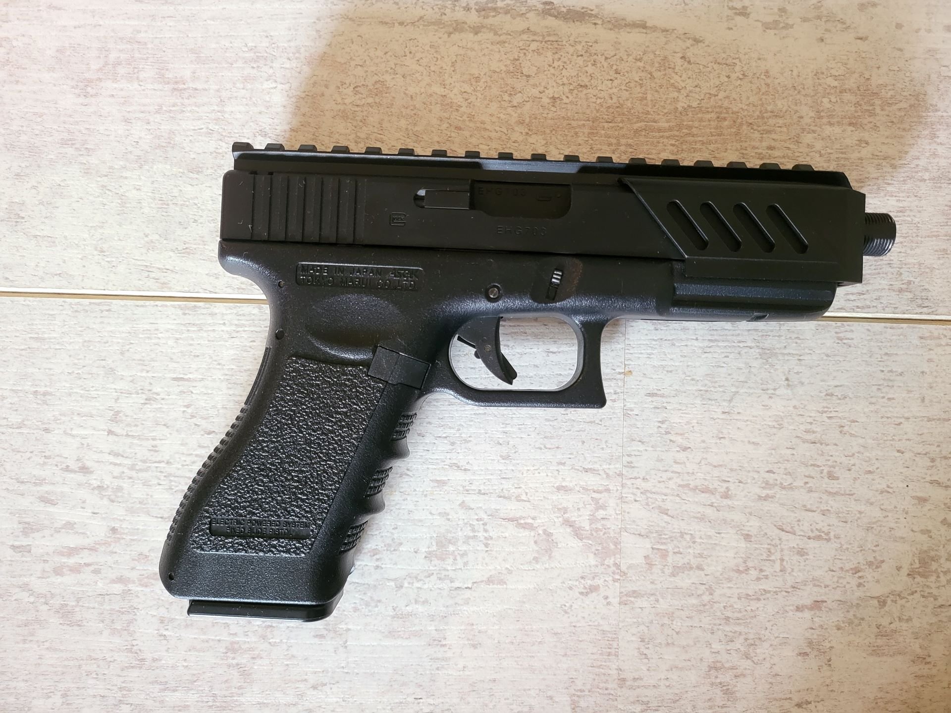 Tokyo Marui Glock 18C AEP im Neu-Zustand mit Metal Rail Mount und Zubehör – Bild 2