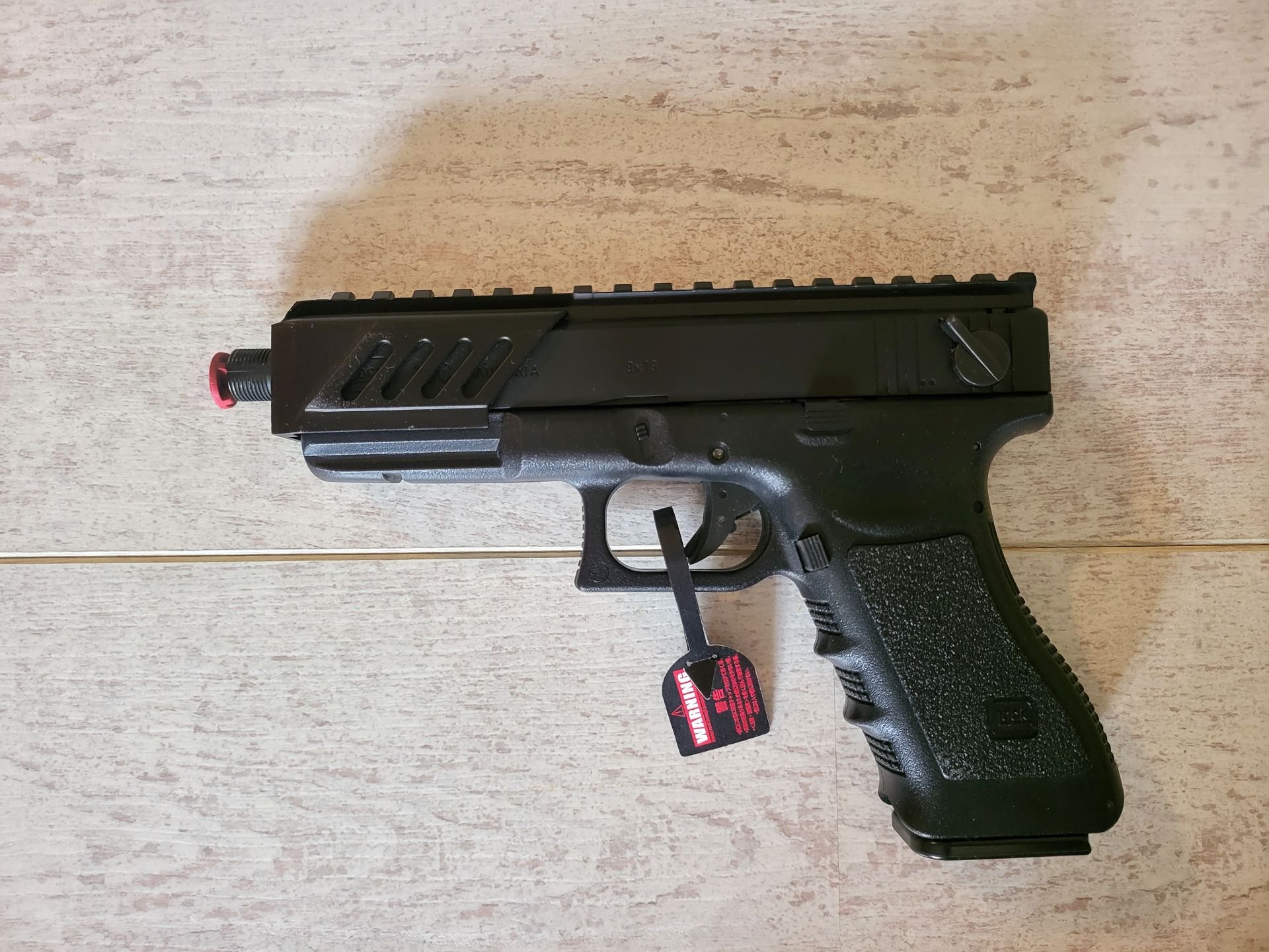 Tokyo Marui Glock 18C AEP im Neu-Zustand mit Metal Rail Mount und Zubehör – Bild 4