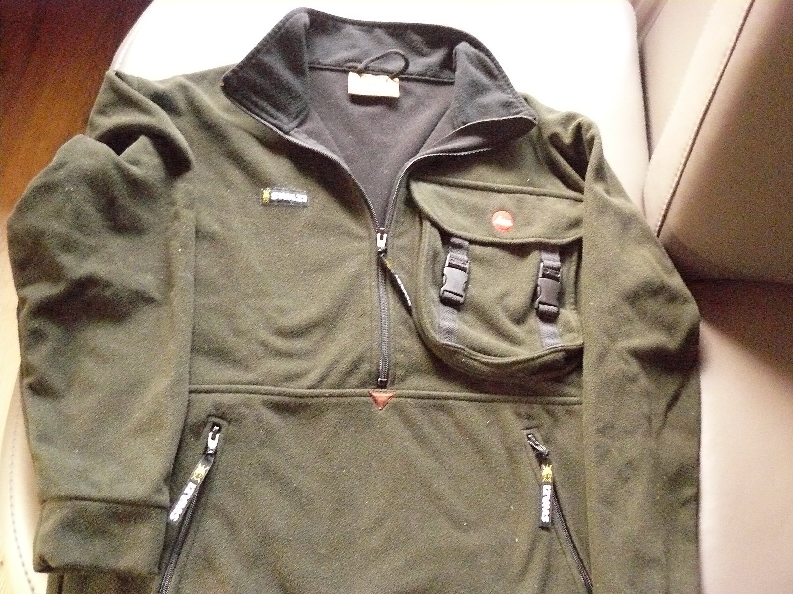 SWAZI Fleece Hoodie by Leica in oliv, Größe S – Bild 1
