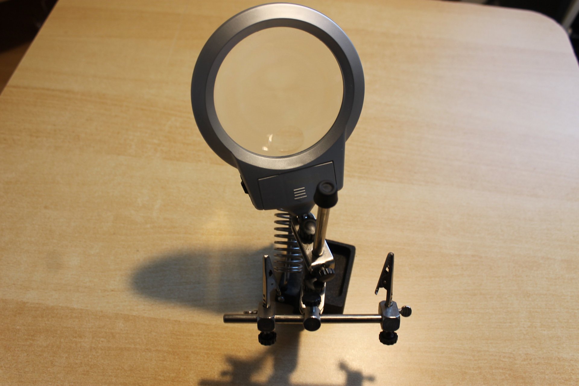 3. Hand Lupe mit LED Licht Krokodilklemmen Halter exkl. Batterien – Bild 1