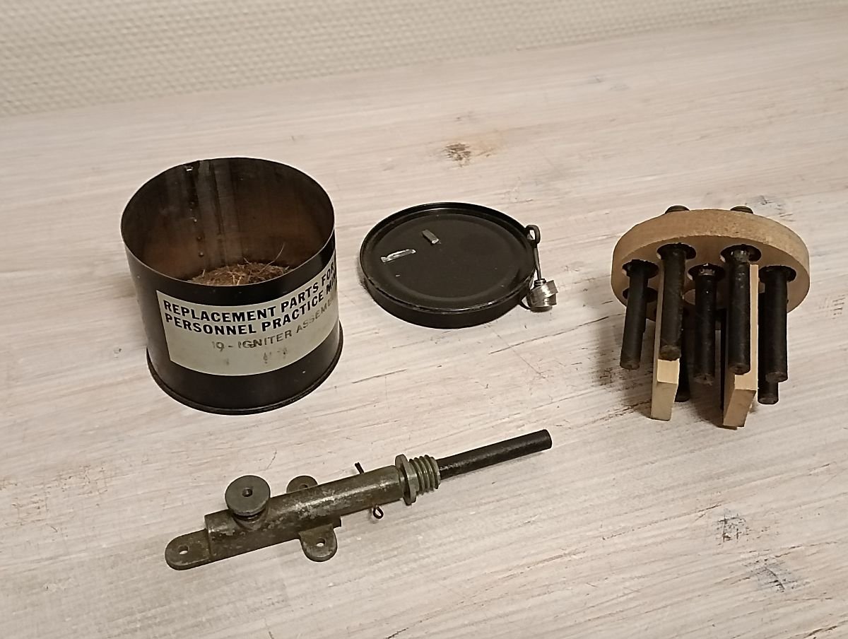 T4 APM T4 Igniter Assembly WW2 US inklusive eines M1A1 Druckzünders – Bild 1