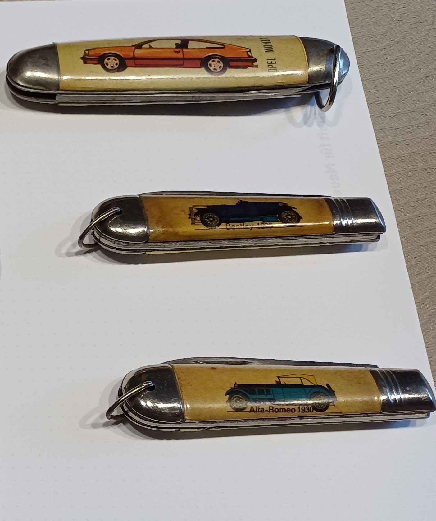 Drei Vintage Jugendtaschenmesser Klappmesser mit Auto-Motive 60er-70er Jahre – Bild 1