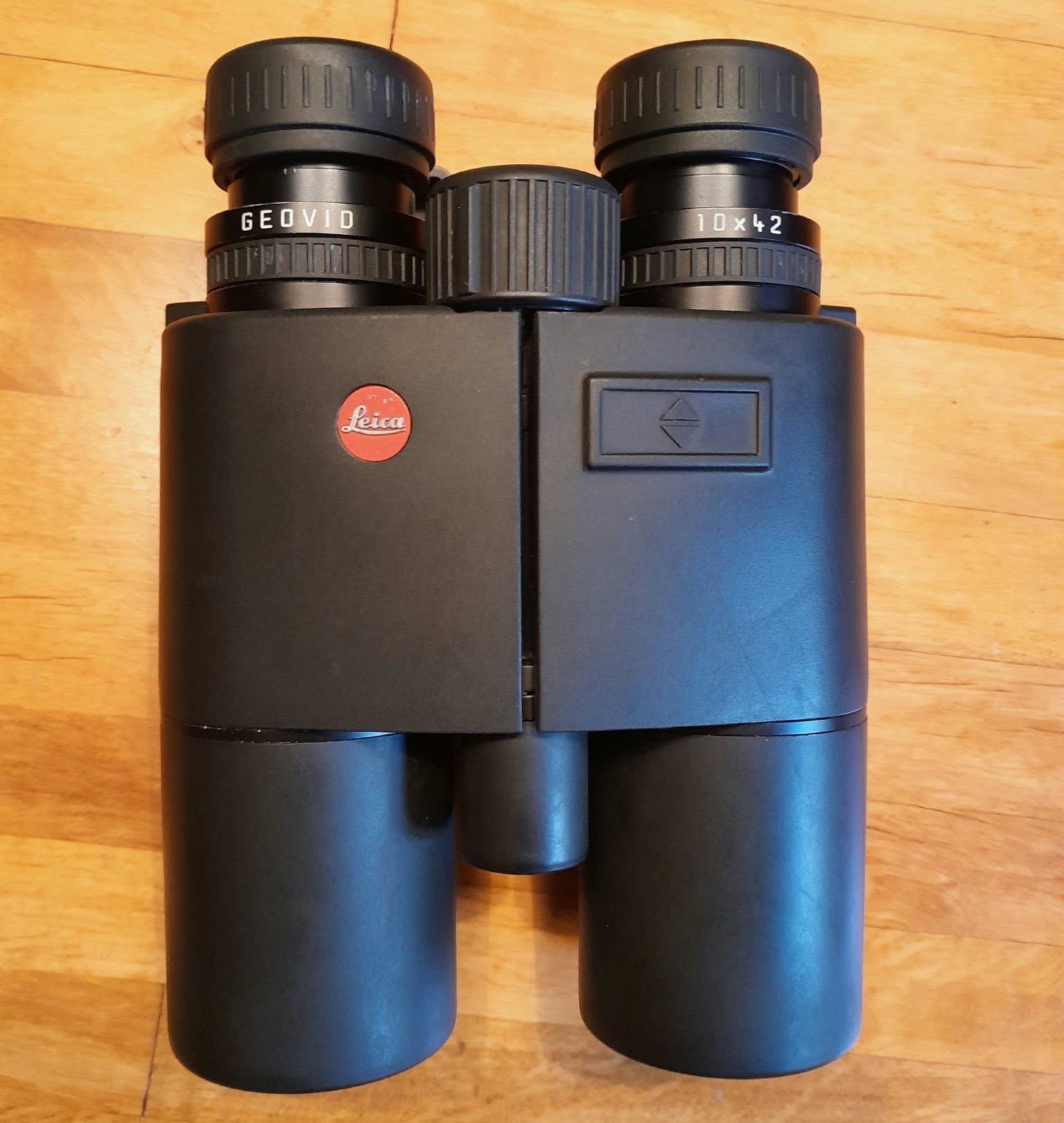 >>> Leica Geovid 10x42 – Bild 1