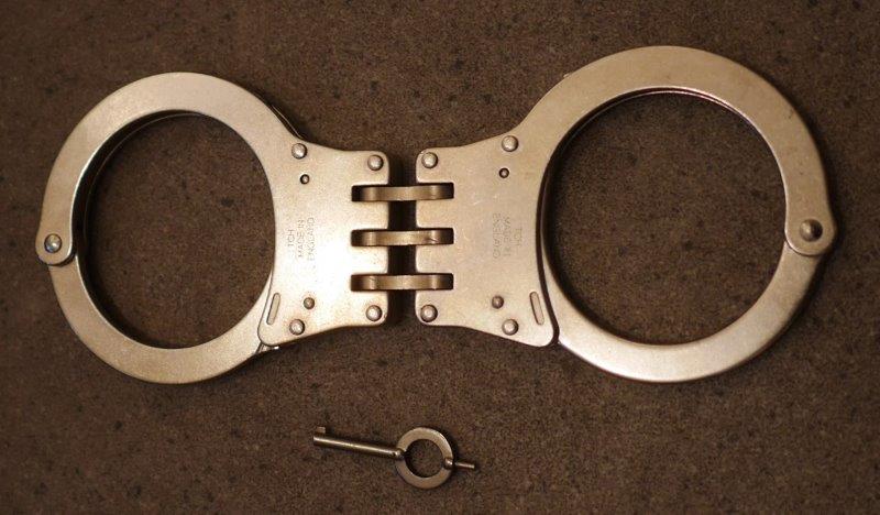 Neuwertig: Handfessel (Profimodell), Handschelle von TCH mit Schlüssel, NP 100 Euro – Bild 1
