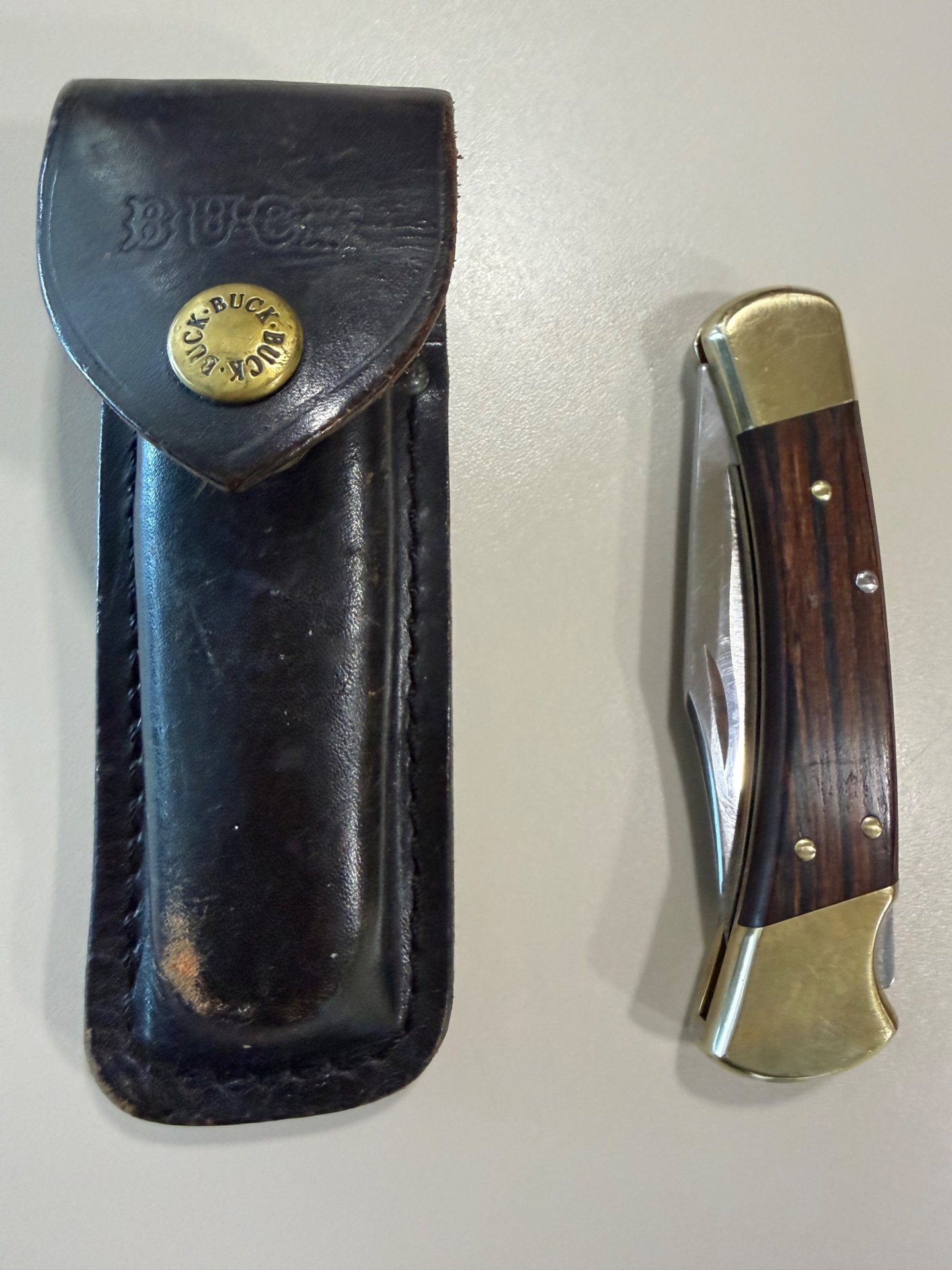 Vintage: Buck 110 Folding Hunter Taschenmesser (Herstellungsjahr 1996) inkl. Lederscheide – Bild 1