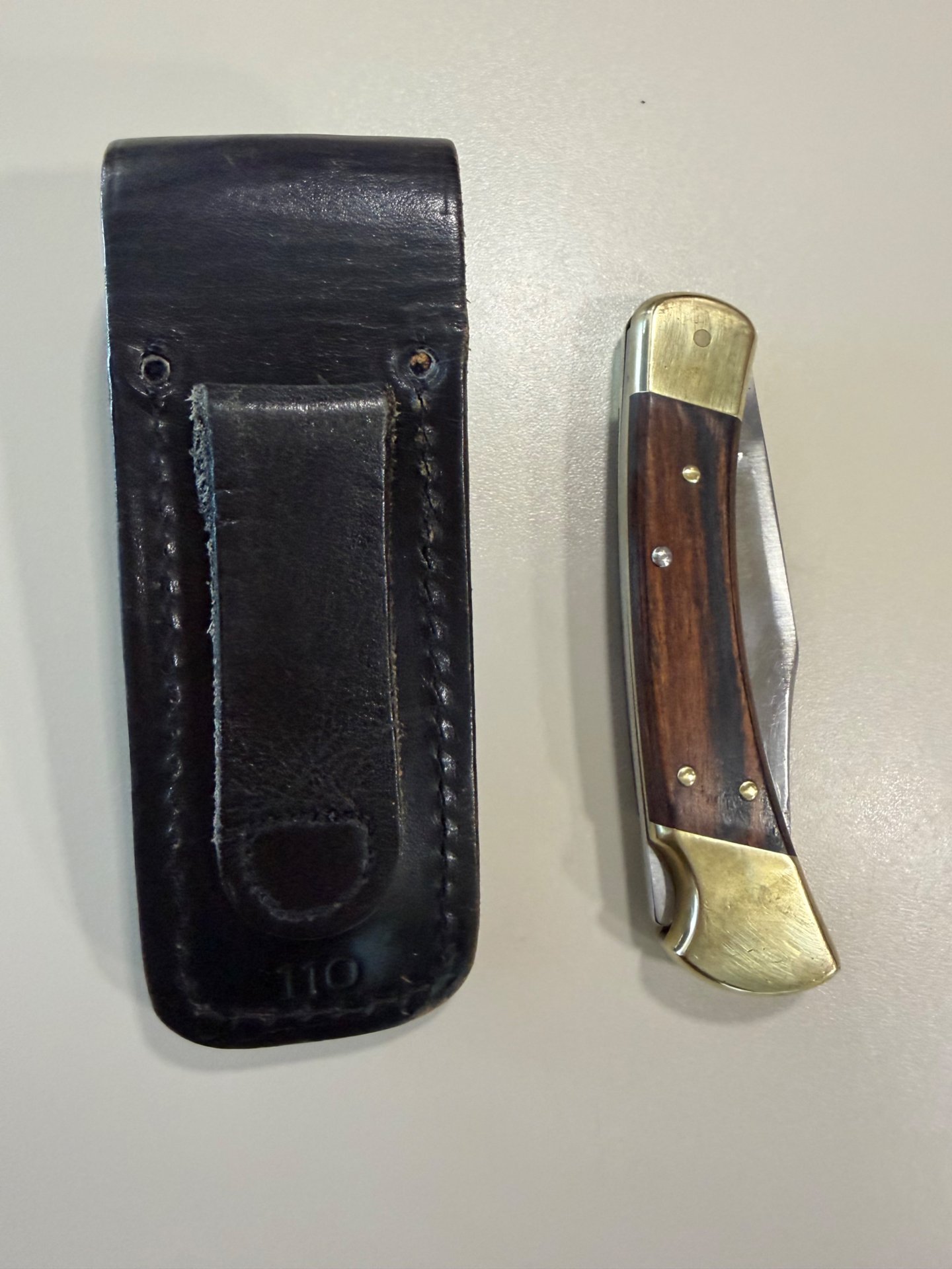 Vintage: Buck 110 Folding Hunter Taschenmesser (Herstellungsjahr 1996) inkl. Lederscheide – Bild 2
