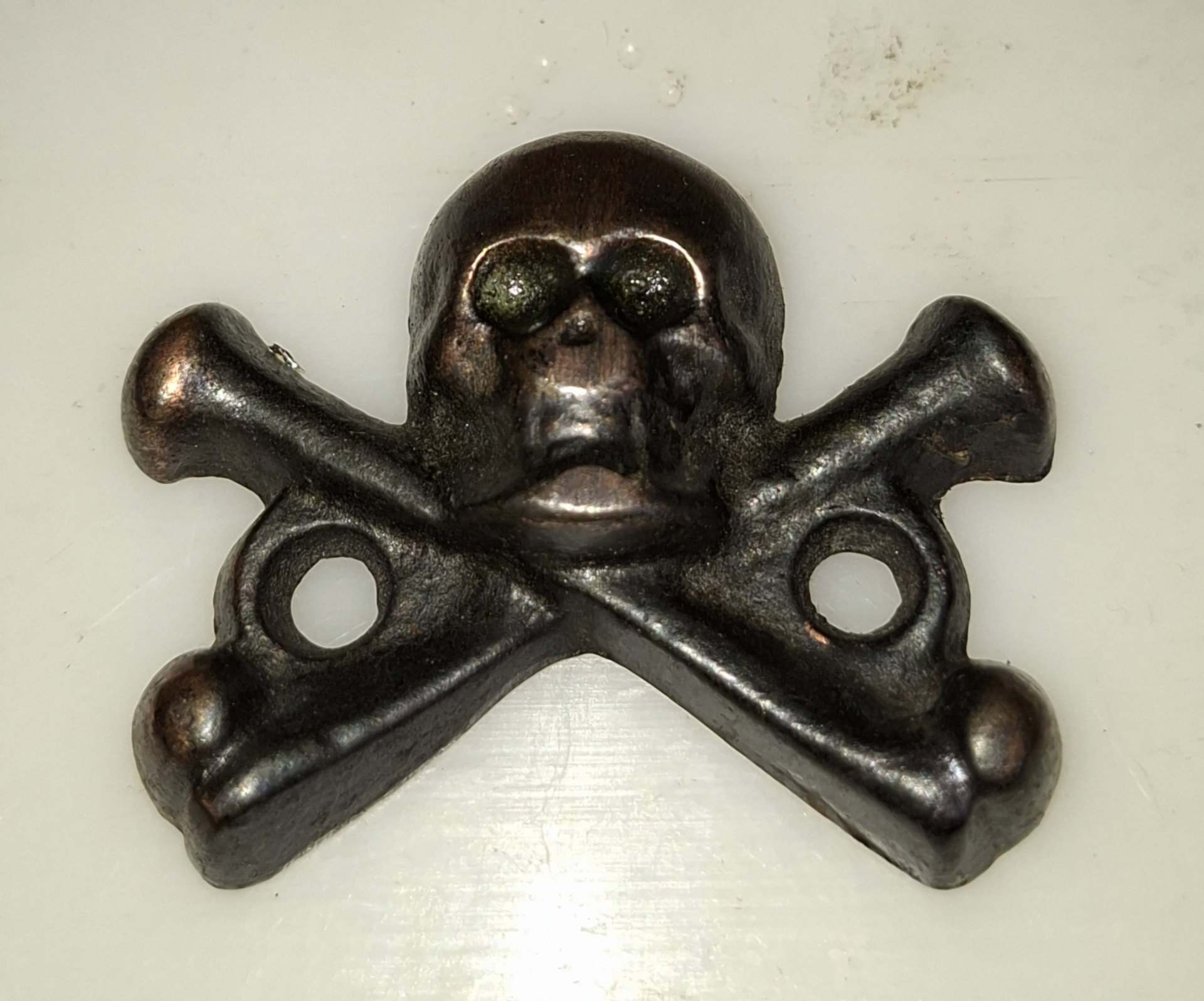 I WK -- Totenschädel mit gekreuzten Knochen -- Metall, Orig. – Bild 1