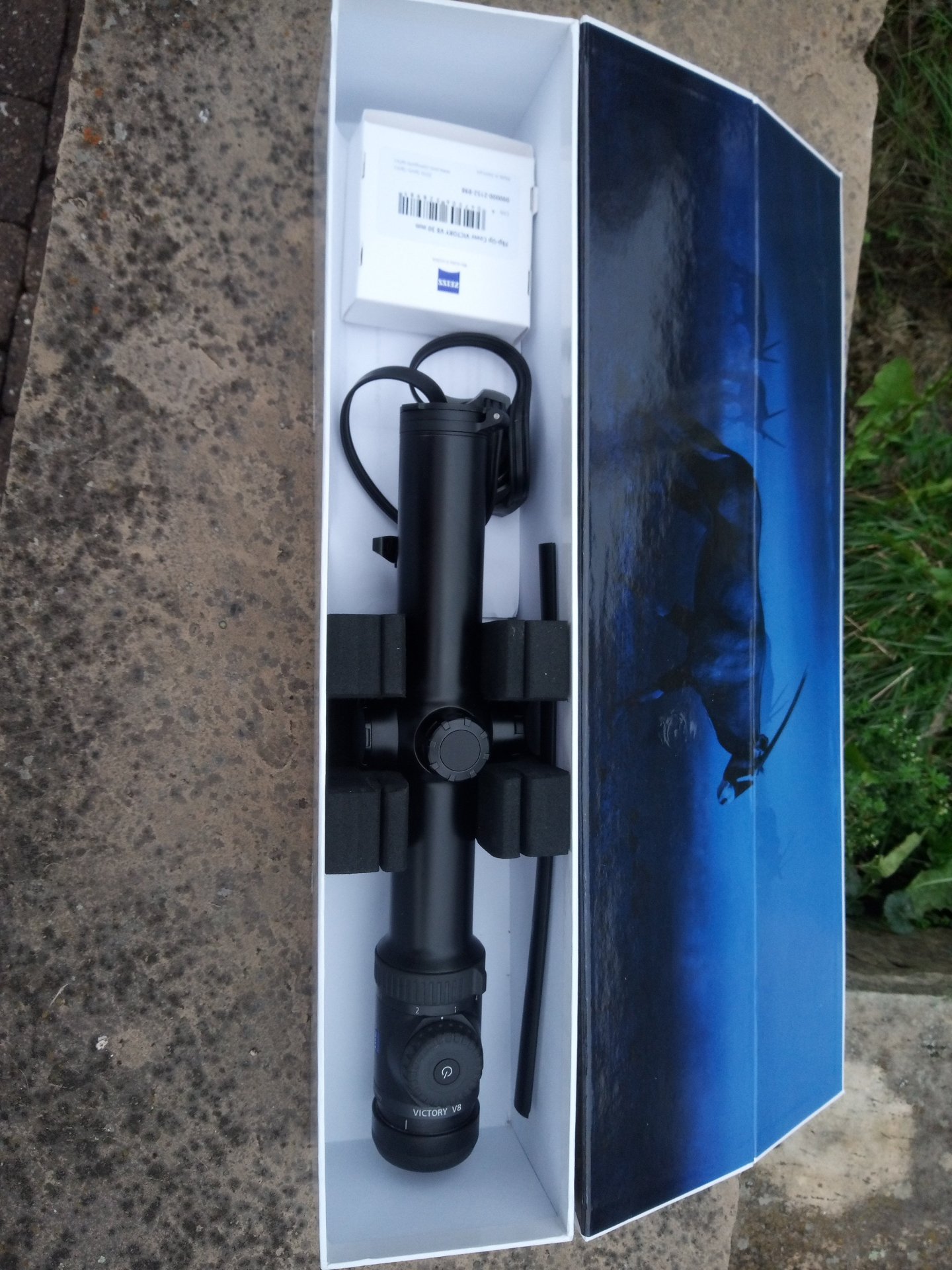 Zeiss Victory V8 1,1 -8x30 M Leuchtabsehen 54, Henneberger Montage, Flip-up-Cover – Bild 1
