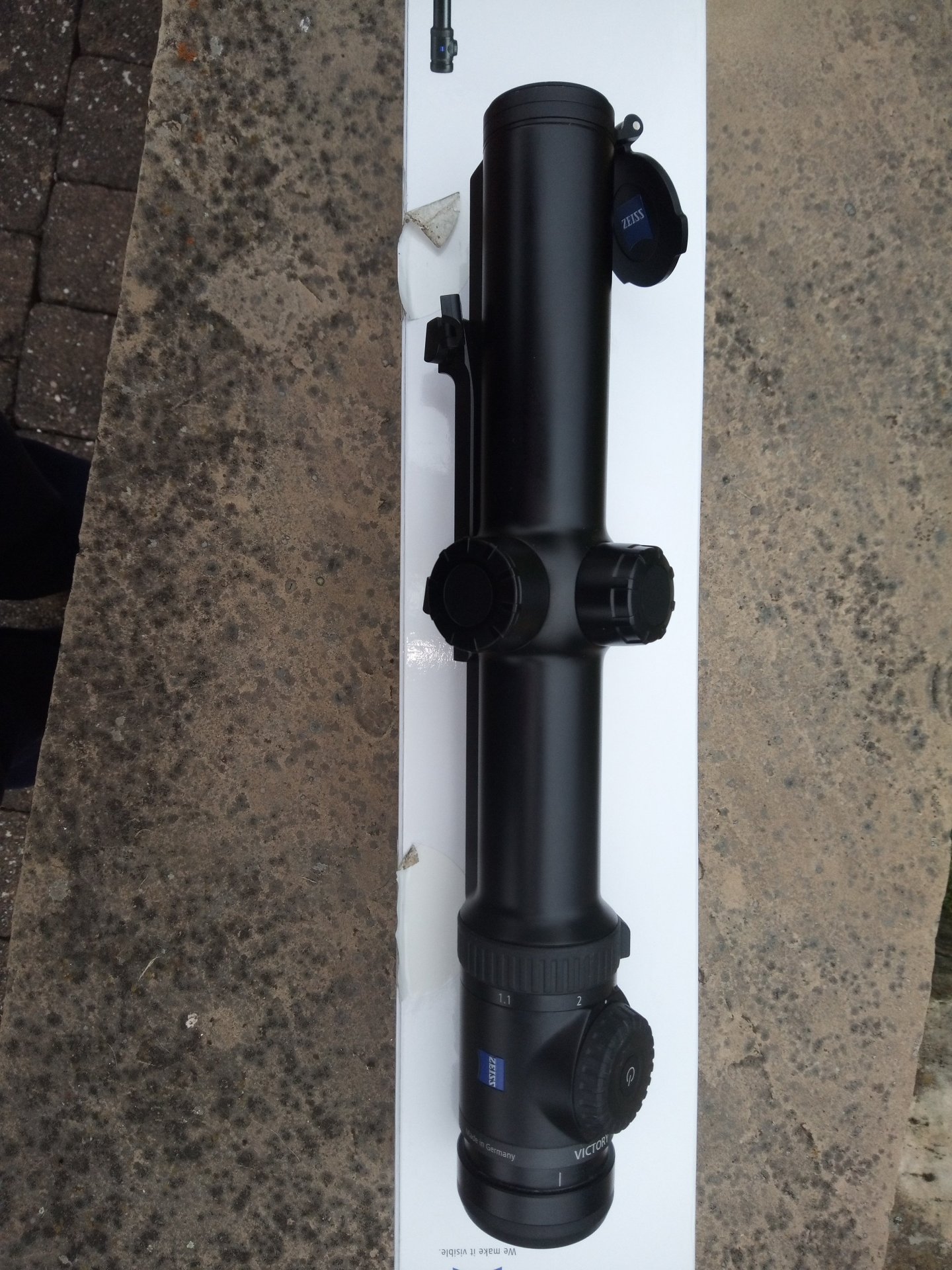 Zeiss Victory V8 1,1 -8x30 M Leuchtabsehen 54, Henneberger Montage, Flip-up-Cover – Bild 2
