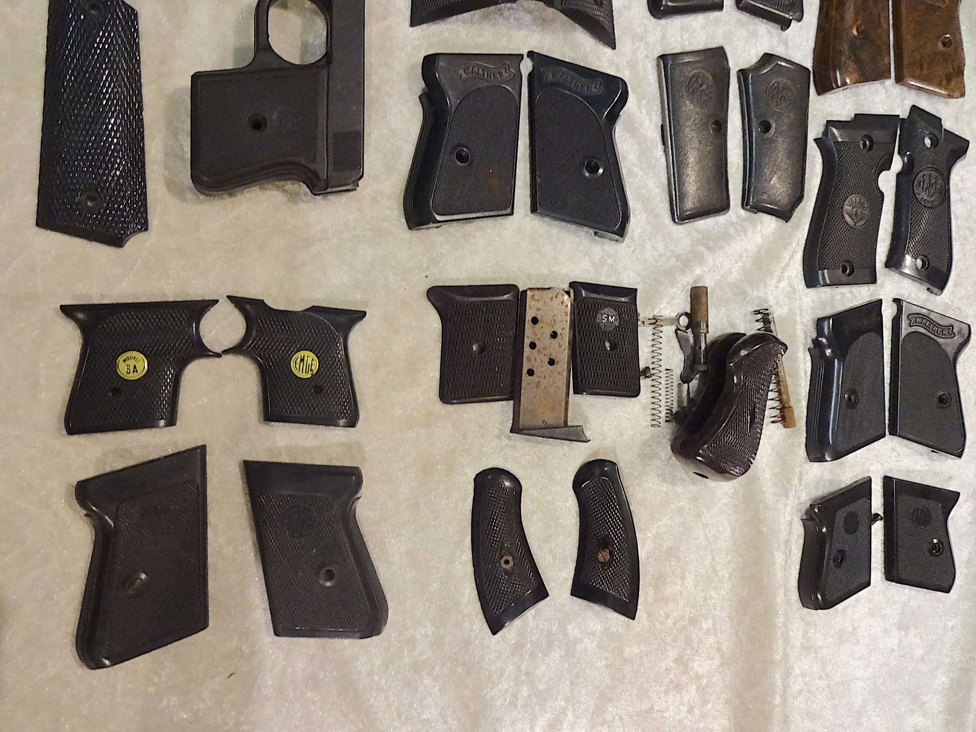 Sammlung Griffschalen für Gaswaffen, auch für scharfe Handfeuerwaffen – Bild 3