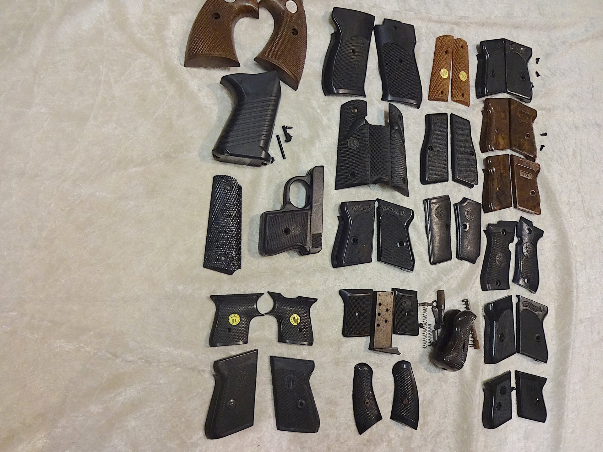 Sammlung Griffschalen für Gaswaffen, auch für scharfe Handfeuerwaffen – Bild 1