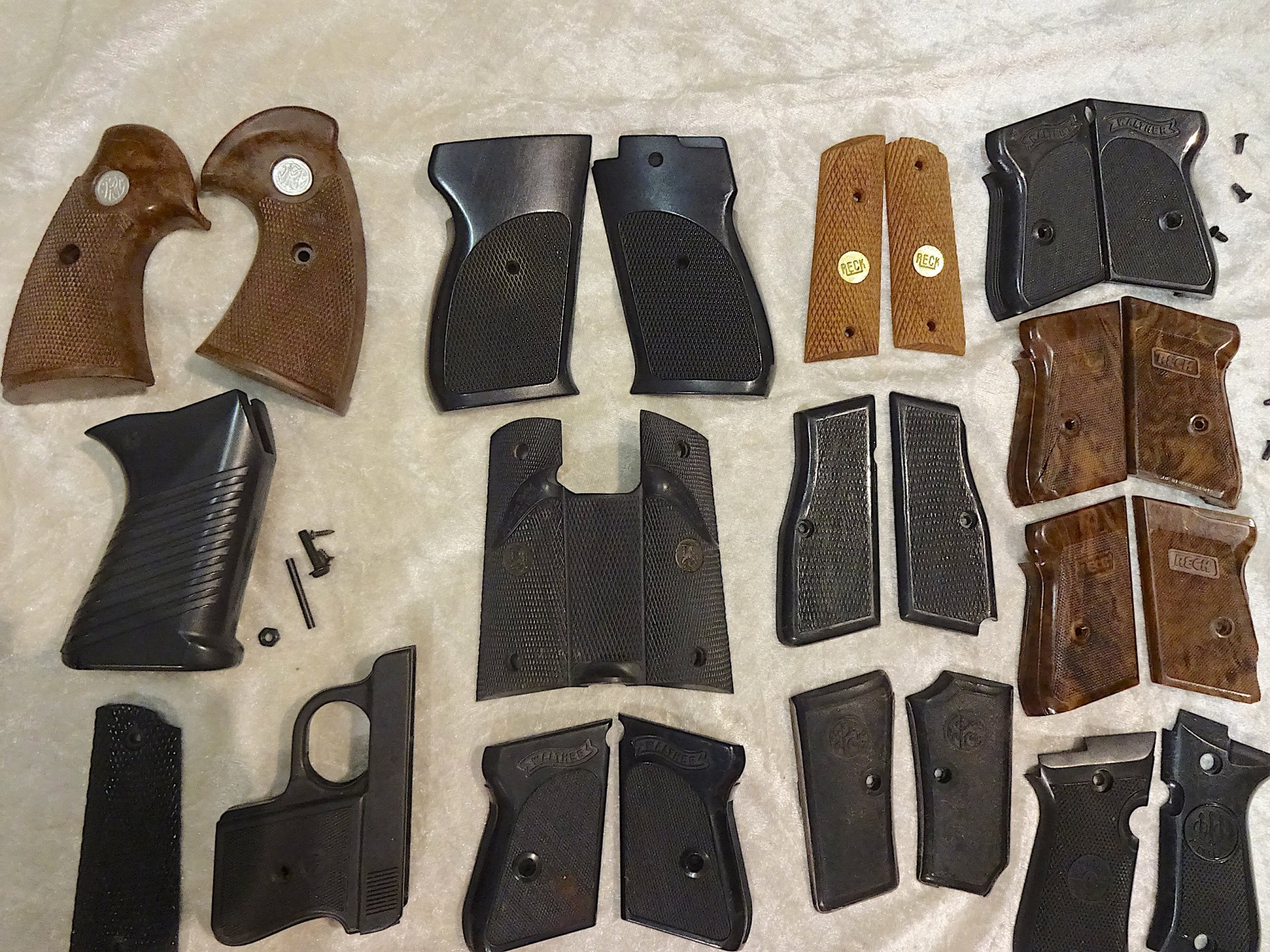 Sammlung Griffschalen für Gaswaffen, auch für scharfe Handfeuerwaffen – Bild 2