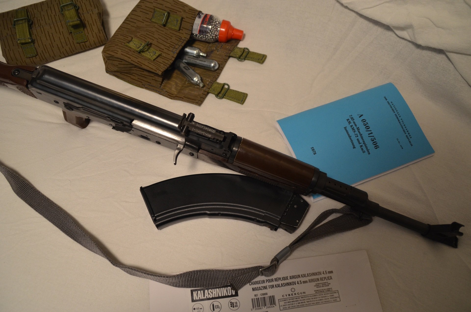 Cybergun AKM Umbau auf DDR NVA MpiKM plus OVP-Ersatzmagazin und Extras – Bild 2