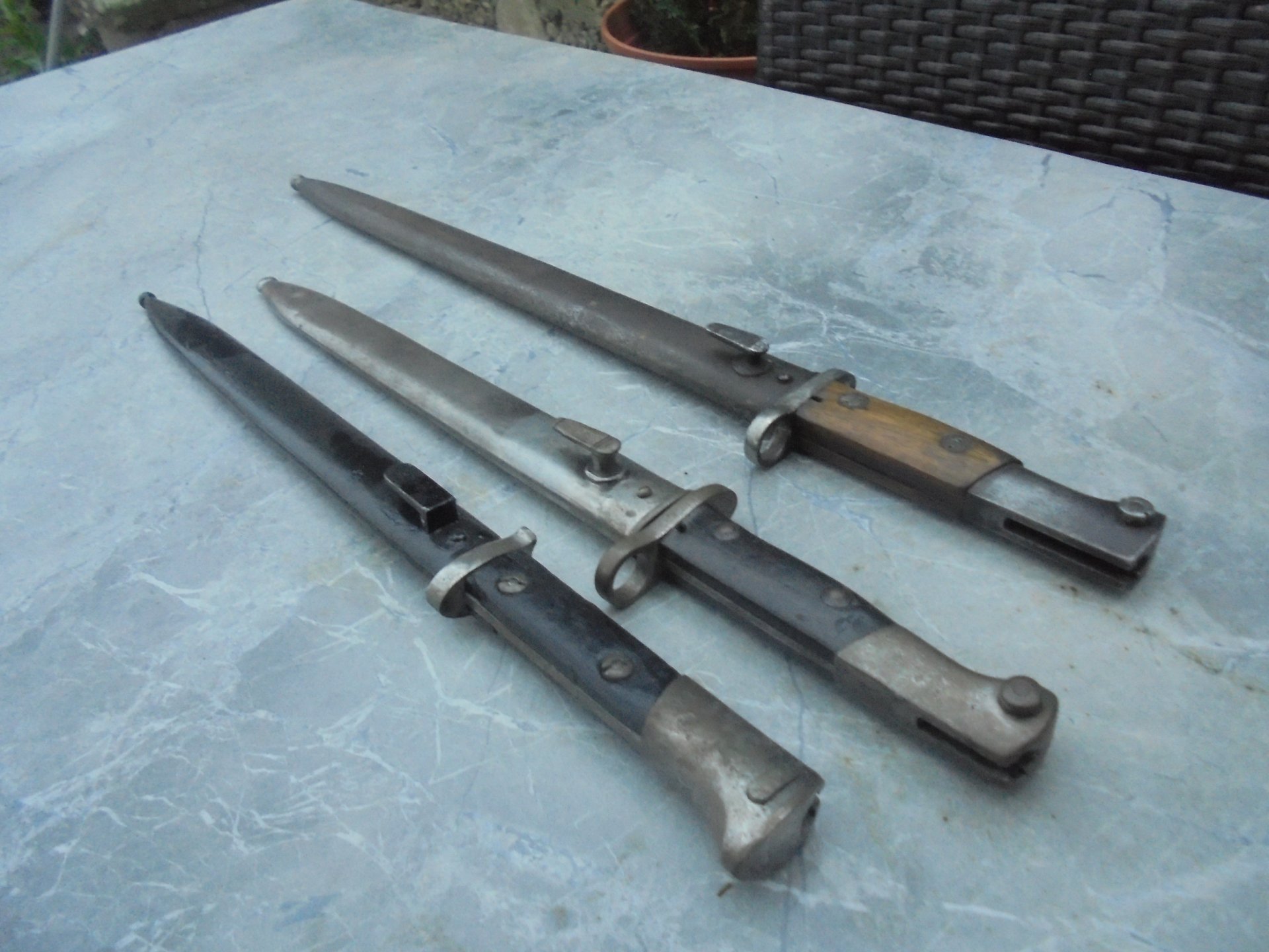 3 Bajonette mit Scheide – Bild 1