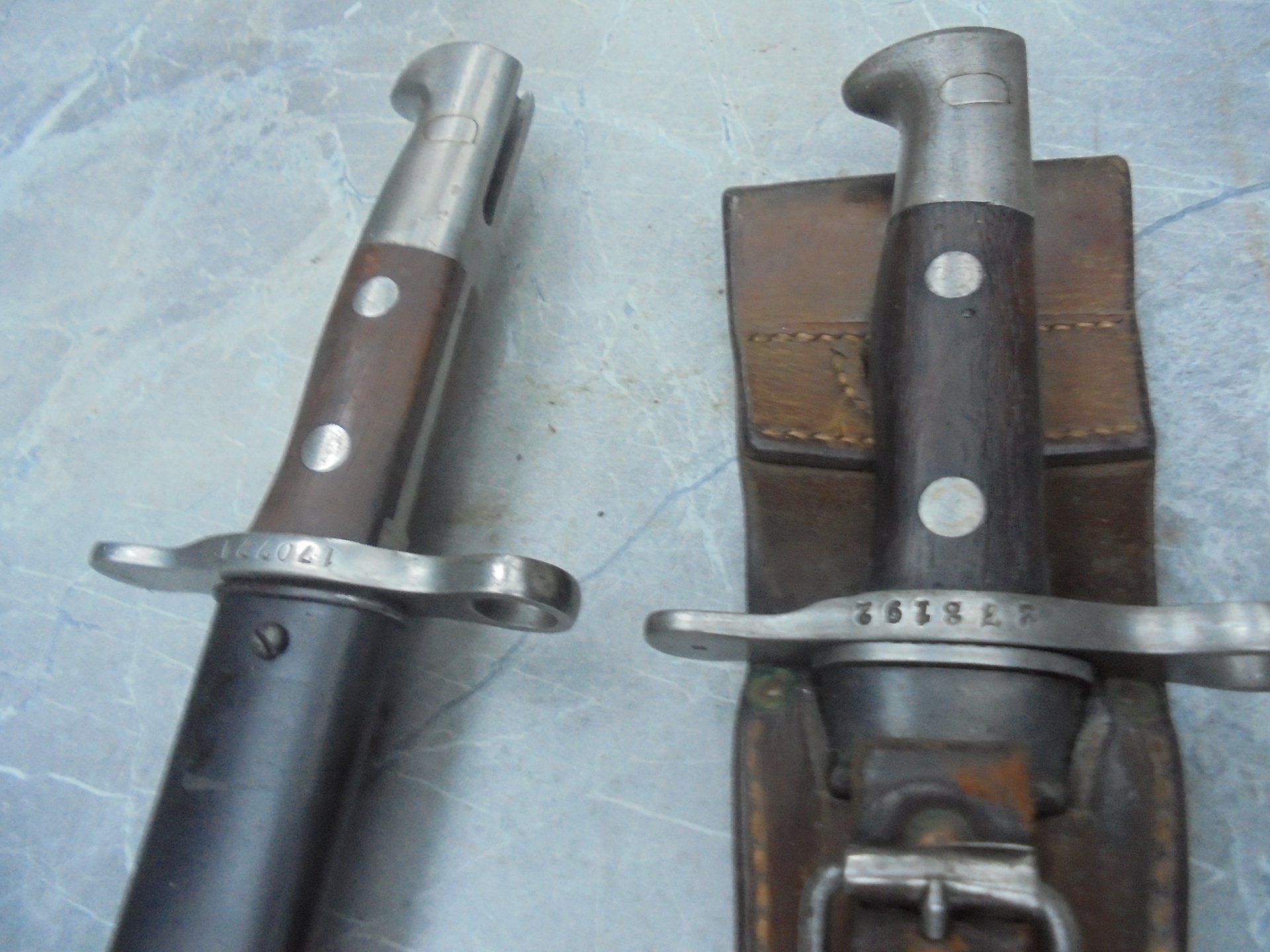 2 Schweizer Bajonette mit Scheide – Bild 2