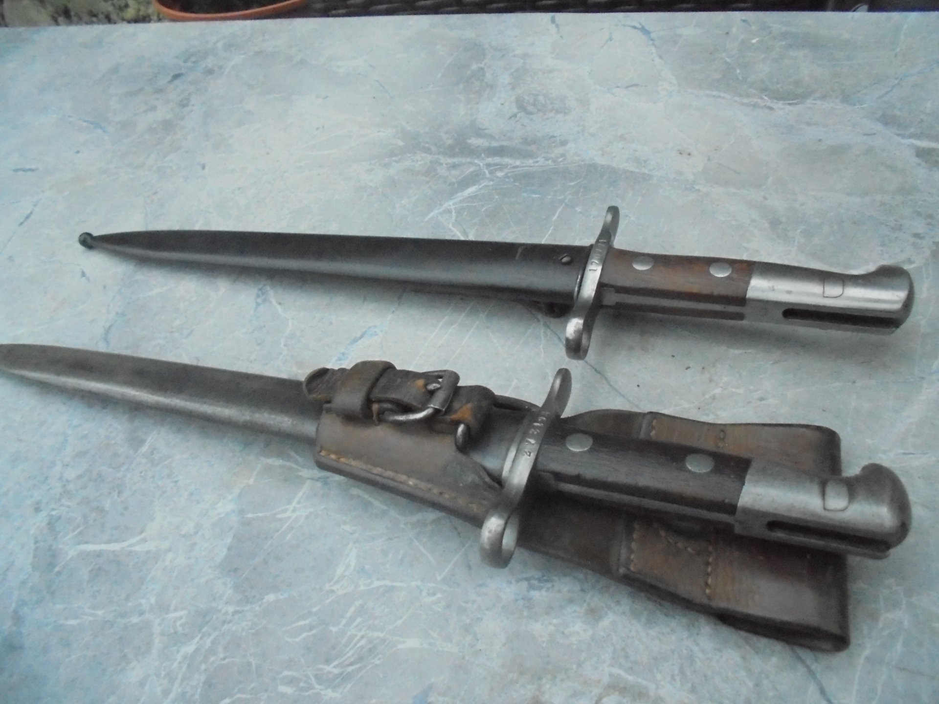 2 Schweizer Bajonette mit Scheide – Bild 1