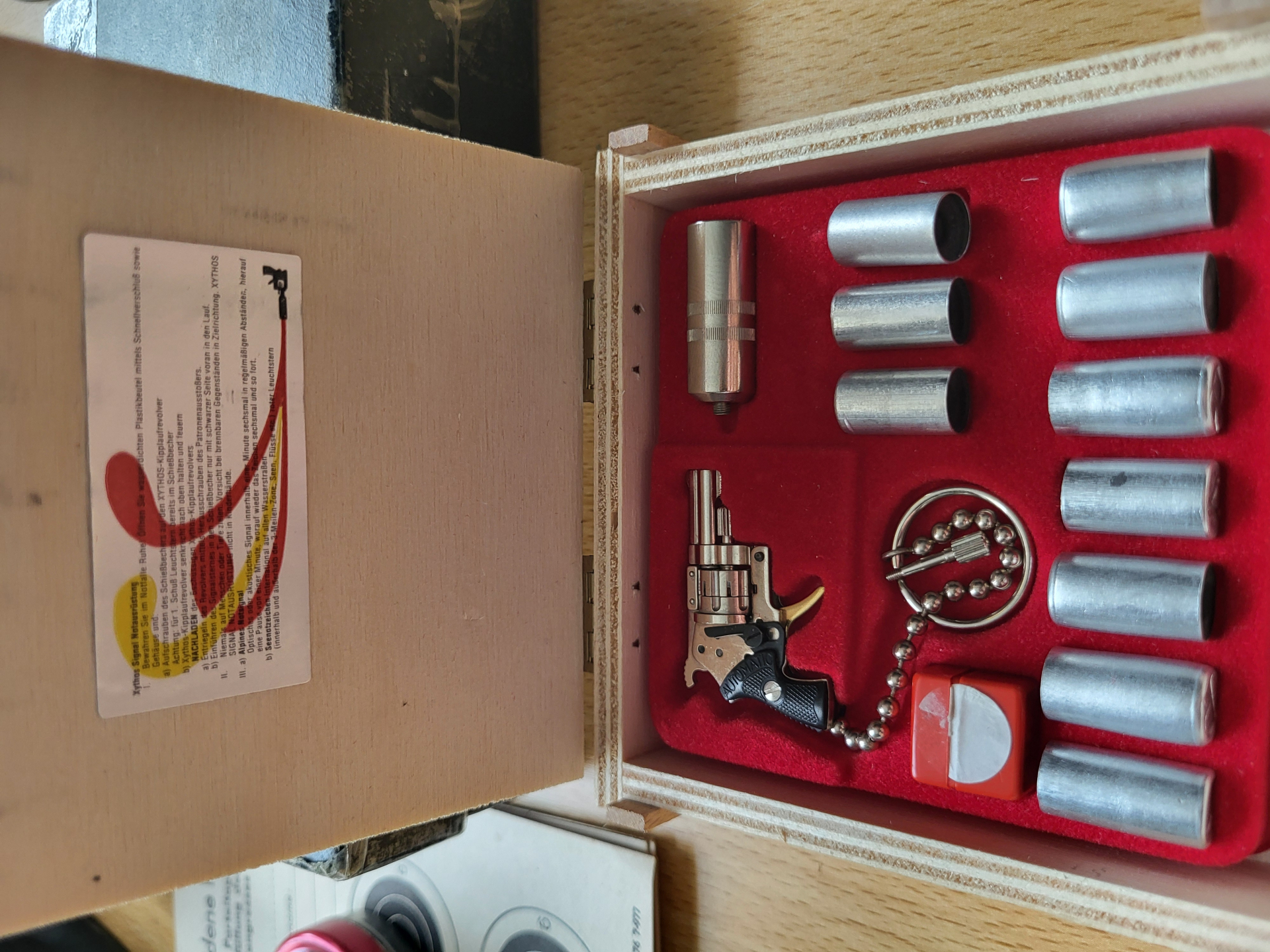 Xyhtos Mini Revolver in Holzkiste – Bild 3