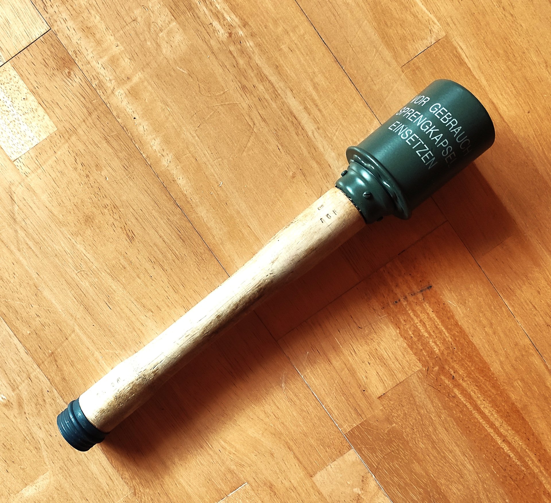 Deko deutsche Stielhandgranate M24 2.WK NVA Sammlermodell - inert – Bild 1