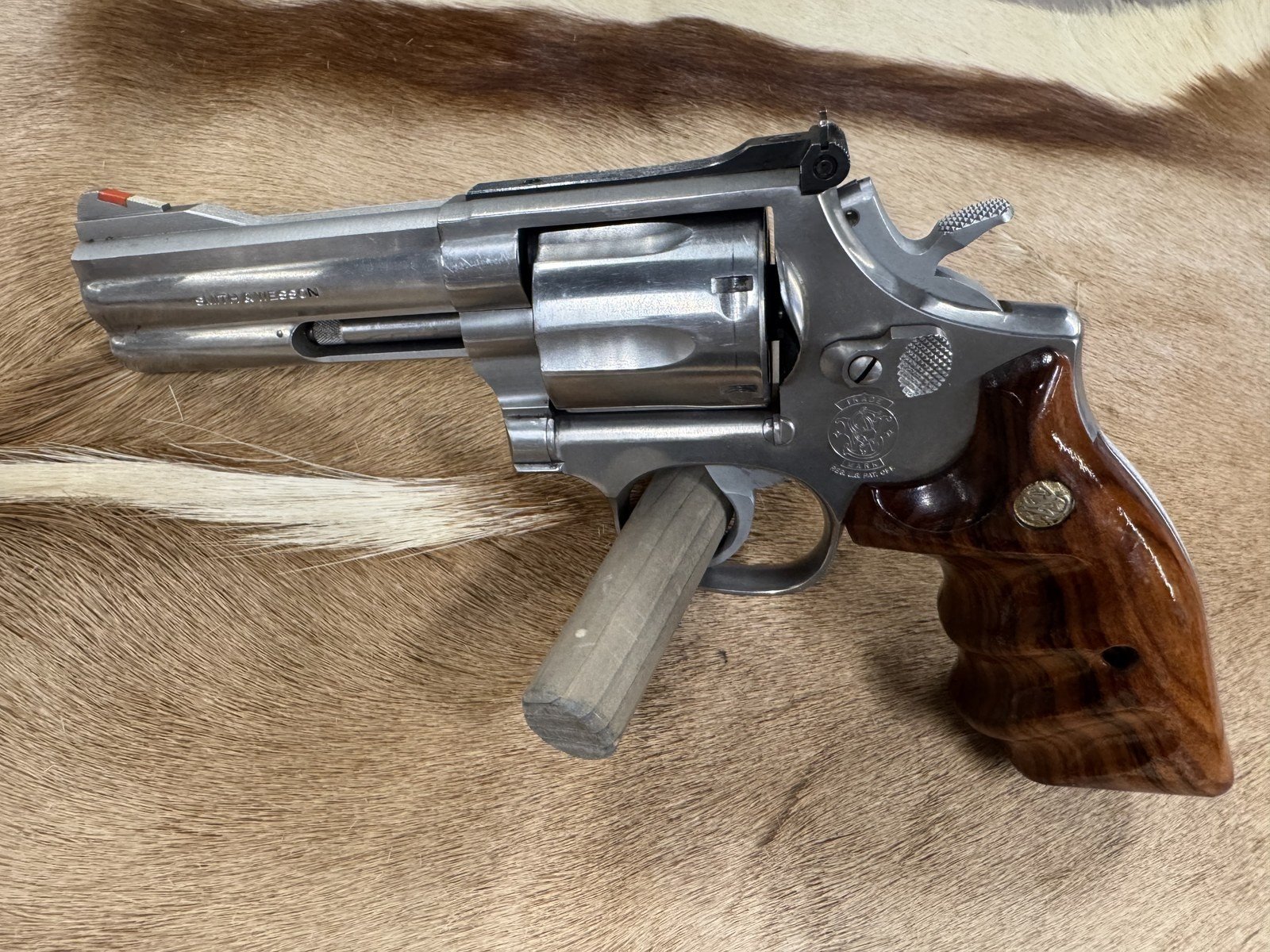 Smith & Wesson 686-2 Revolver .357 Magnum, 4 Zoll Lauf, Edelstahl, Sportgriff aus Holz – Bild 1