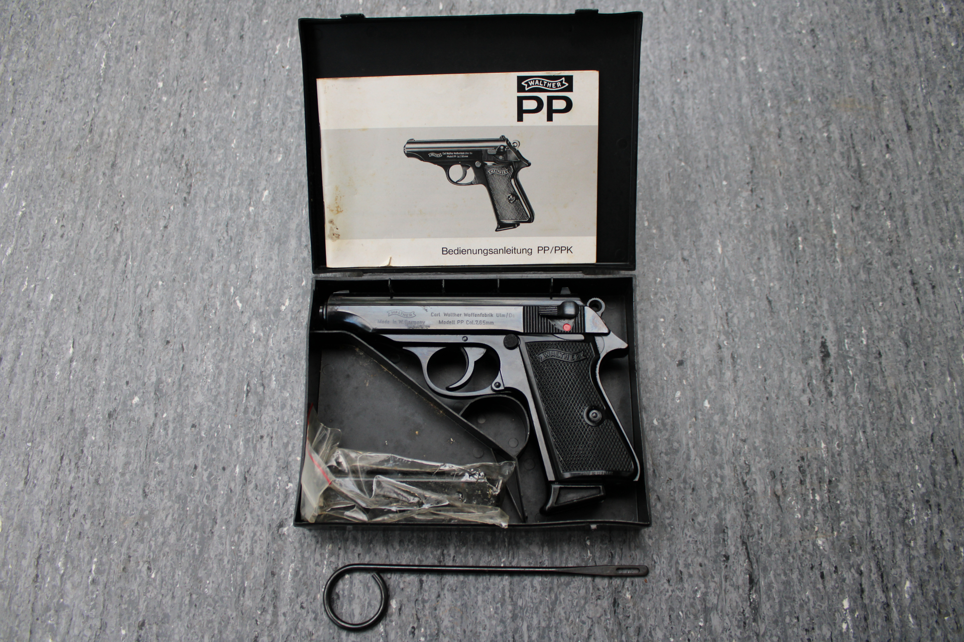 Walther PP Pistole 7,65 mm Browning .32 ACP, im Originalkarton mit Anleitung und Wechselmagazin – Bild 1