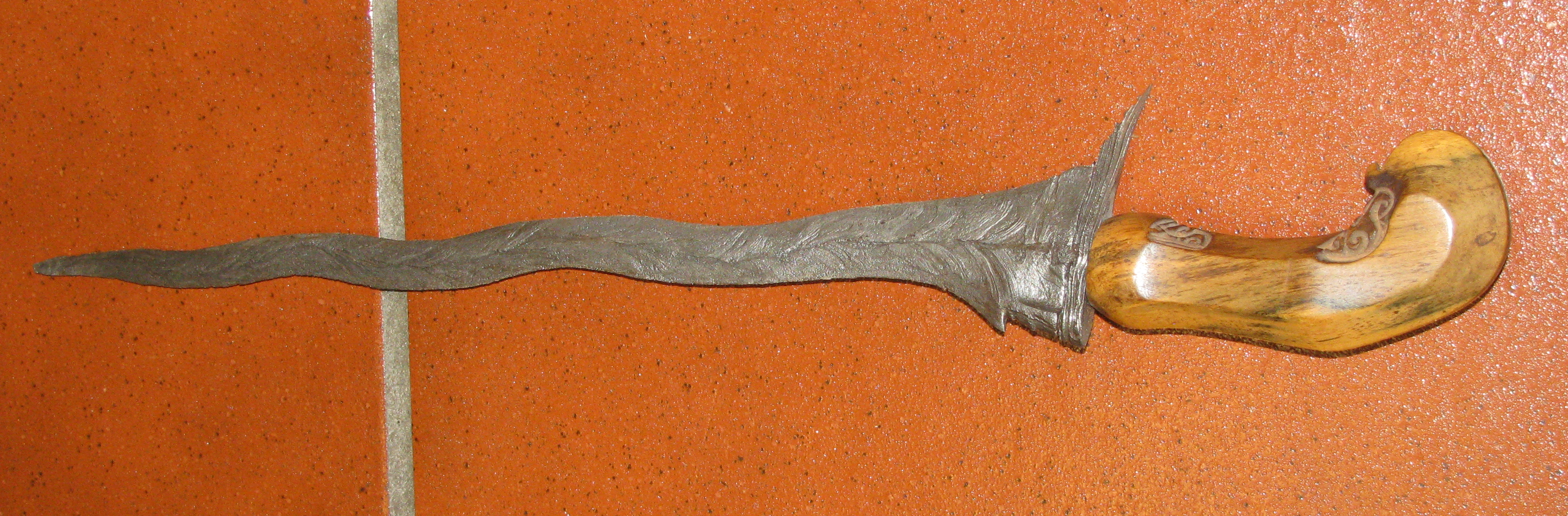 Ein Kris (auch Kriss oder indonesisch / malaiisch Keris ), ursprünglich aus Java – Bild 2
