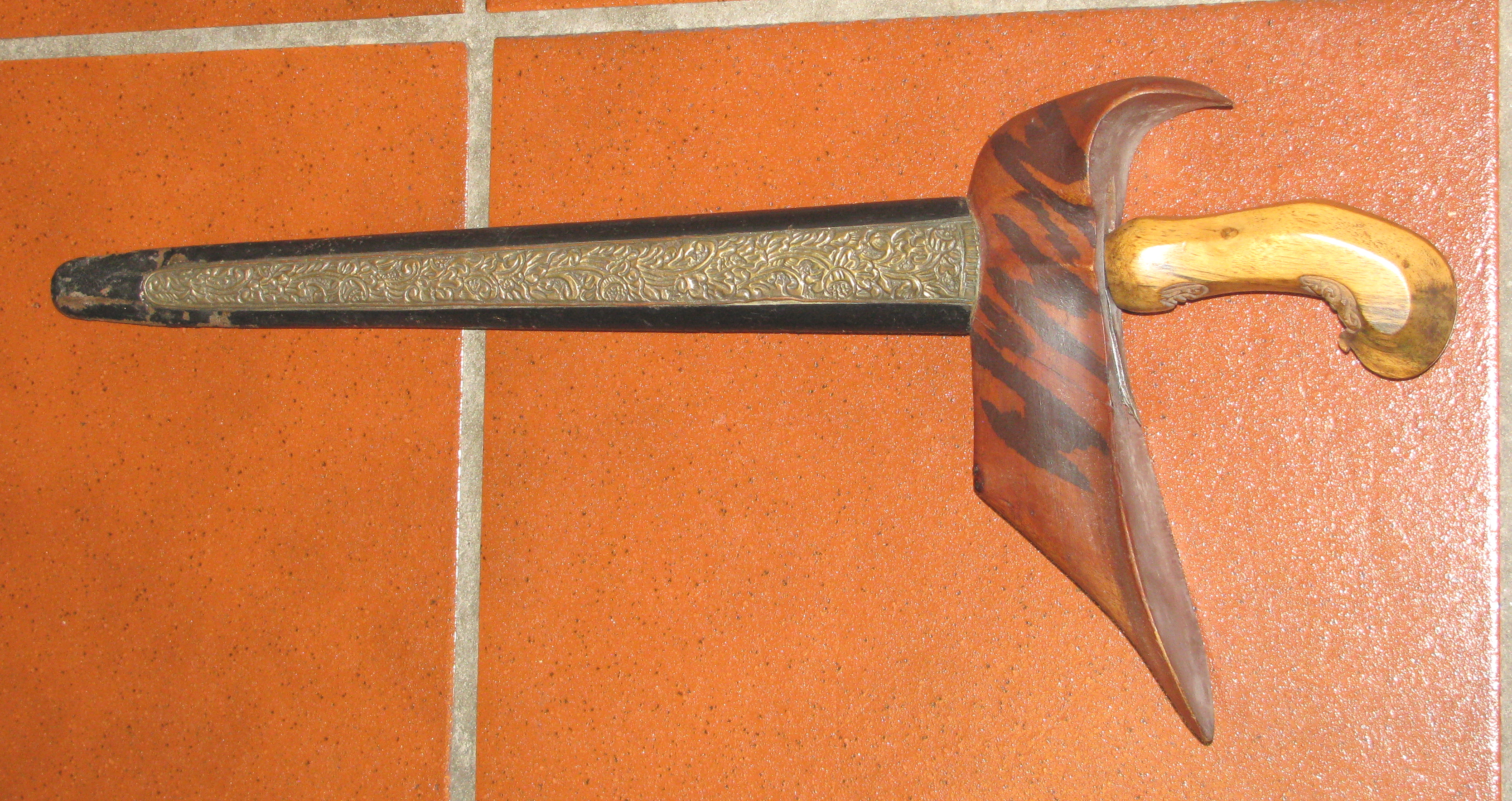 Ein Kris (auch Kriss oder indonesisch / malaiisch Keris ), ursprünglich aus Java – Bild 1