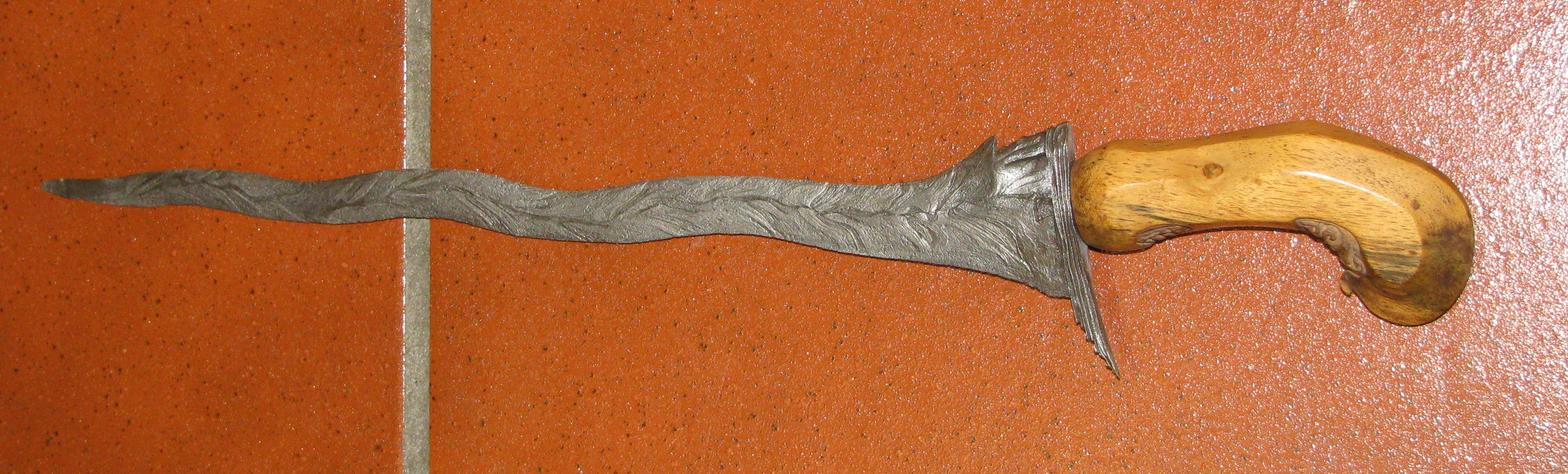 Ein Kris (auch Kriss oder indonesisch / malaiisch Keris ), ursprünglich aus Java – Bild 4