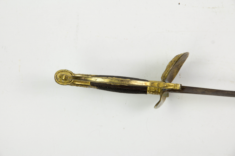 Degenb, Frankreich, Restauration, wohl Stabsoffizier, Bronze vergoldetes Gefäß, verzierter Griffbüge – Bild 3