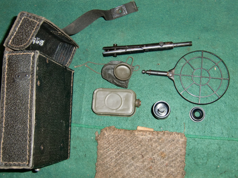 WKII Werkzeugtasche f MG42 mit Inhalt( MG15 MG34) aus Ersatzstoff lug1945 Flugabwehrvisier mit WaA – Bild 4