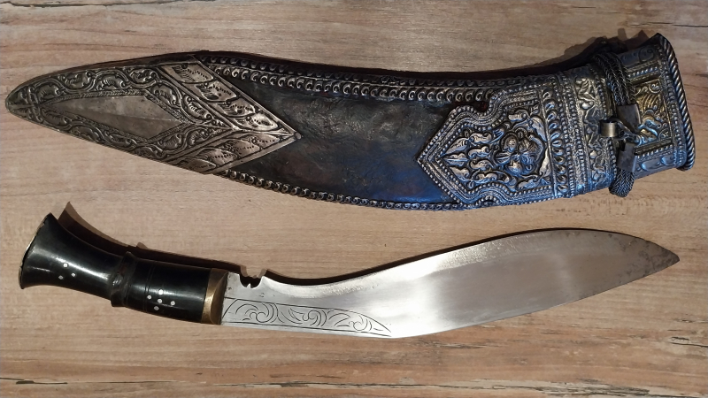 Antikes / Traditionelles Nepal Kothimora Kukri – Prunk-Dolch mit Silber-Verzierungen & Beimessern – Bild 2