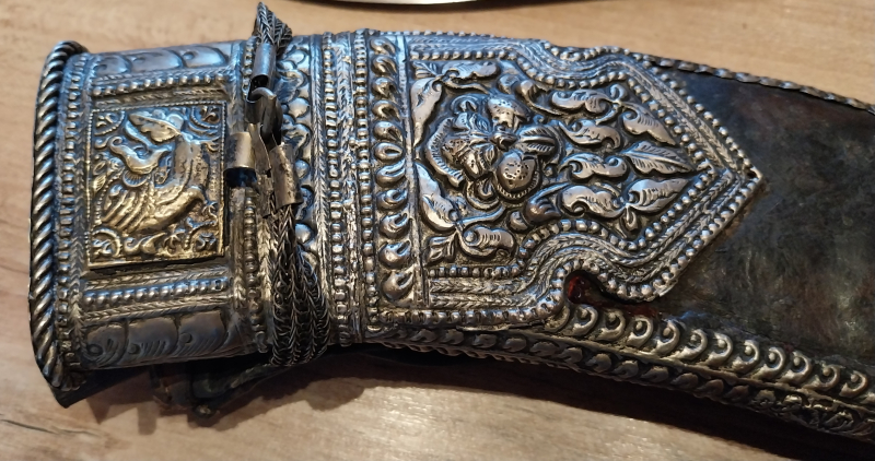 Antikes / Traditionelles Nepal Kothimora Kukri – Prunk-Dolch mit Silber-Verzierungen & Beimessern – Bild 5