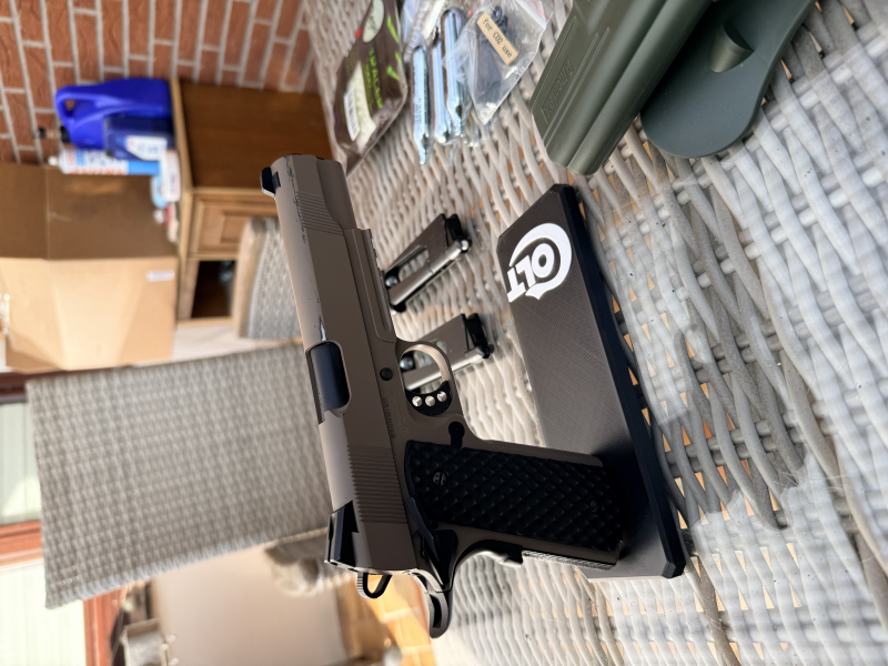 Colt 1911 mit Tunnig und Zubehör – Bild 3