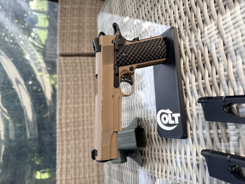 Colt 1911 mit Tunnig und Zubehör – Bild 2