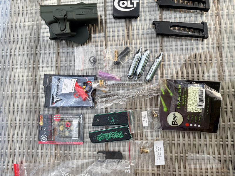 Colt 1911 mit Tunnig und Zubehör – Bild 4