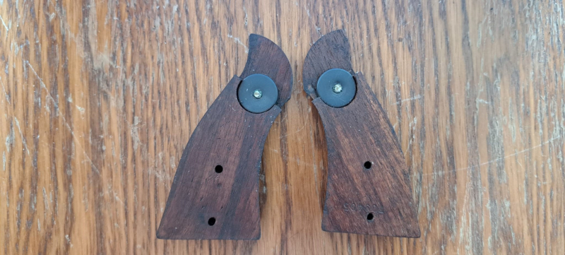 Smith & Wesson K-Rahmen, Griffschalen aus Walnussholz – Bild 2