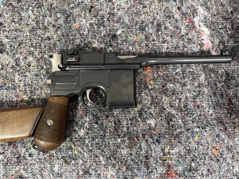 C96 mit Holzanschlagkasten, nummerngleiche Waffe im Bestzustand – Bild 2