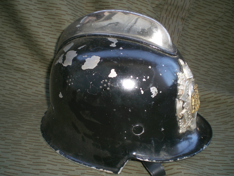 Deutscher Stahlhelm 2. Weltkrieg Originalstück Feuerwehrkommandantenhelm mit Emblem – Bild 1