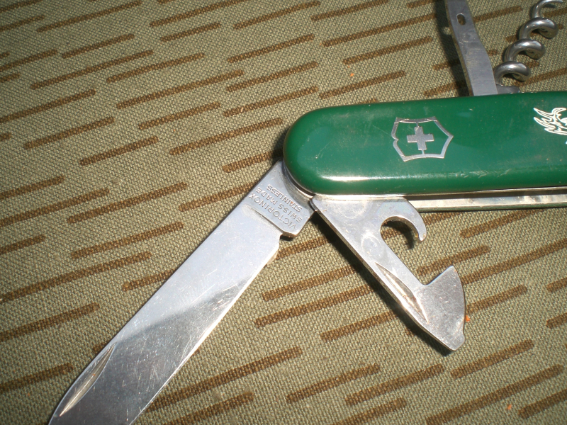 Schweizerisches Armeetaschenmesser grüne Griffschalen Jagdmotiv Officer Suisse – Bild 4