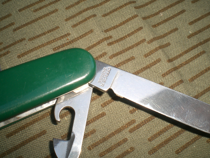 Schweizerisches Armeetaschenmesser grüne Griffschalen Jagdmotiv Officer Suisse – Bild 2