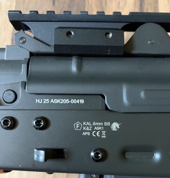 APS / K&Z AKS-74U S-AEG (ASK205) >0,5J mit F-Zeichen, Echtholz, Schalldämpfer & Zubehör – Bild 3