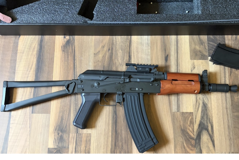APS / K&Z AKS-74U S-AEG (ASK205) >0,5J mit F-Zeichen, Echtholz, Schalldämpfer & Zubehör – Bild 5