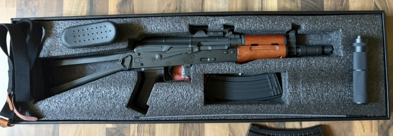 APS / K&Z AKS-74U S-AEG (ASK205) >0,5J mit F-Zeichen, Echtholz, Schalldämpfer & Zubehör – Bild 4