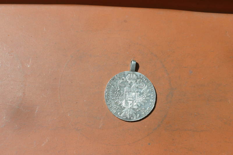 Silbermünze Theresientaler mit Öse als Anhänger für eine Kette – Bild 2